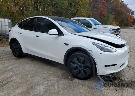 2024 Tesla Model Y z USA, uszkodzony, nr VIN 7SAYGAEE4RF205752